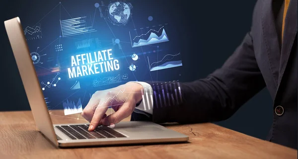 Homme Affaires Travaillant Sur Ordinateur Portable Avec Inscription Affiliate Marketing — Photo