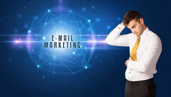 Üzletember Mail Marketing Felirattal Biztonsági Megoldásokon Gondolkodik — Stock Fotó