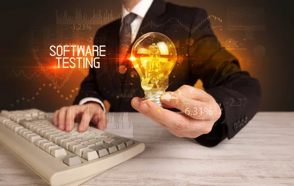 Empresário Segurando Lâmpada Com Inscrição Software Testing Conceito Tecnologia Negócios — Fotografia de Stock