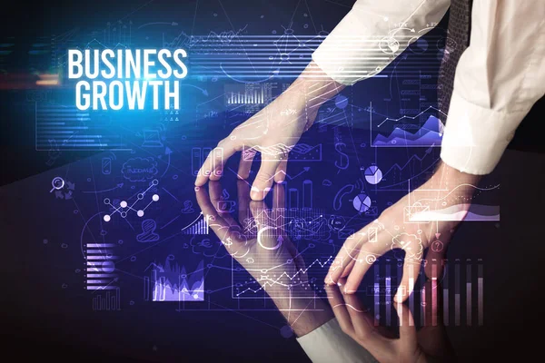 Uomo Affari Toccare Schermo Enorme Con Iscrizione Business Growth Concetto — Foto Stock