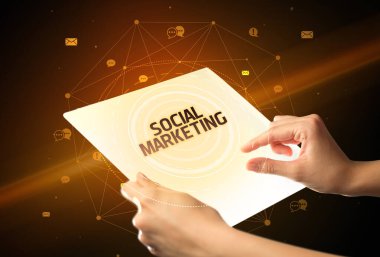 SOSYAL MARKETING yazıtlı fütürist tablet, sosyal medya kavramı