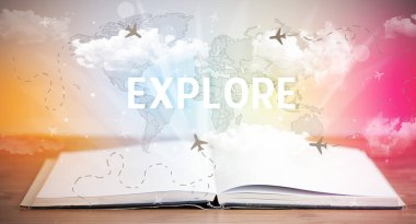 EXPLORE yazıtları ve tatil konsepti içeren kitabı aç