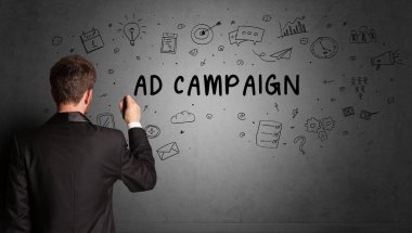 AD CAMPAIGN yazıtları, iş stratejisi konsepti ile yaratıcı bir fikir çizimi yapan işadamı