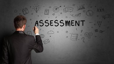 İş adamı, ASSESSMENT yazıtları ve iş stratejisi konseptiyle yaratıcı bir fikir çizimi yapıyor.