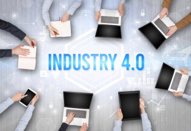 INDUSTRY 4.0 yazıtlı, modern teknoloji kavramına sahip bir ofiste çalışan meşgul insanlar grubu