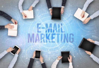 Bir dizüstü bilgisayarın önünde bir grup insan e-mail ile işaretleme içgüdü, web güvenlik kavramı