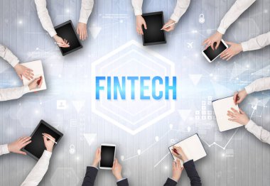 FINTECH yazıtları, modern teknoloji konsepti olan bir ofiste çalışan meşgul insanlar grubu