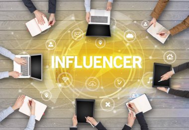 INFLUENCER ile toplantı yapan bir grup insan, sosyal ağ konsepti