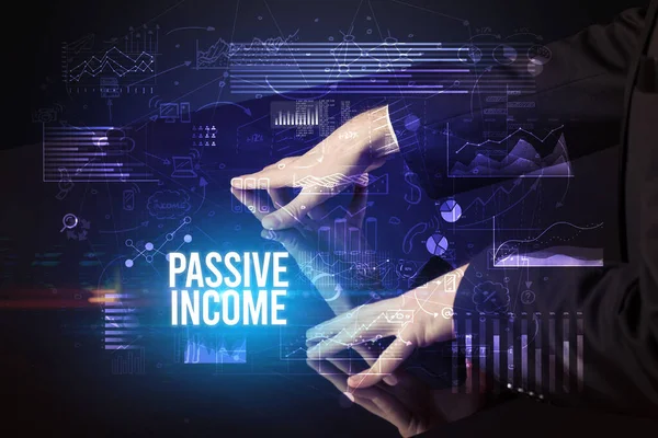 Бізнесмен Торкається Величезного Екрану Написом Passive Income Концепцією Кібербізнесу — стокове фото