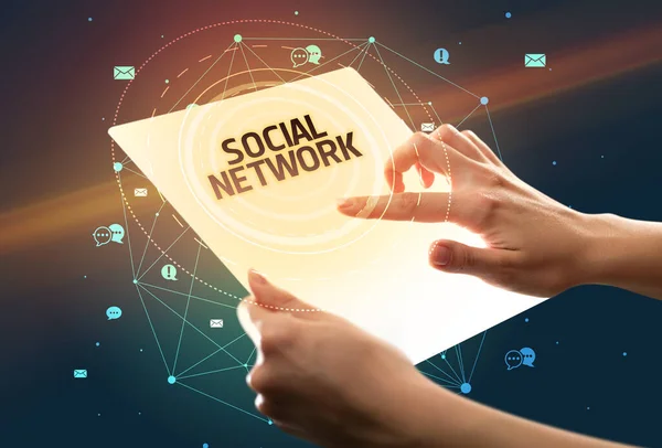 Hålla Futuristiska Tablett Med Sociala Nätverk Inskription Sociala Medier Koncept — Stockfoto
