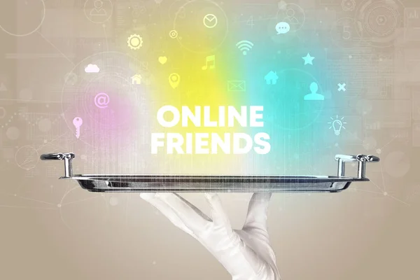 Camarero Sirviendo Redes Sociales Con Inscripción Amigos Online Nuevo Concepto — Foto de Stock