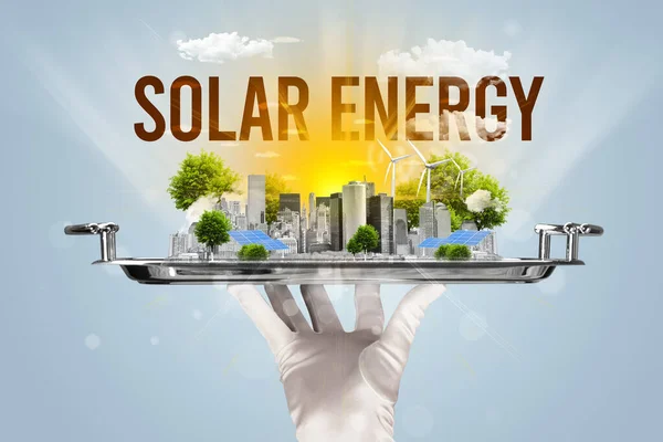 Číšník Obsluhující Eko Město Nápisem Solar Energy Koncept Obnovitelné Energie — Stock fotografie