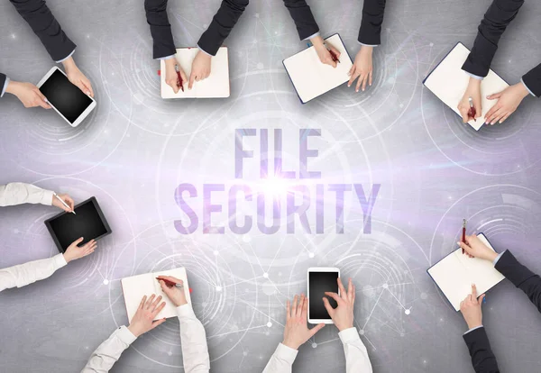 Gruppo Persone Davanti Computer Portatile Con Coscienza File Security Concetto — Foto Stock