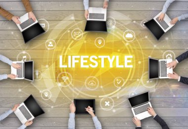 LIFESTYLE ile toplantı yapan bir grup insan, sosyal ağ konsepti