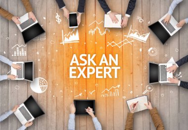 ASK AN Uzman Yazı, başarılı iş konsepti ile Ofiste Çalışan Meşgul İnsanlar Grubu