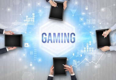 Bir Ofiste Çalışan Meşgul İnsanlar Grubu GAMING yazıtları, modern teknoloji konsepti