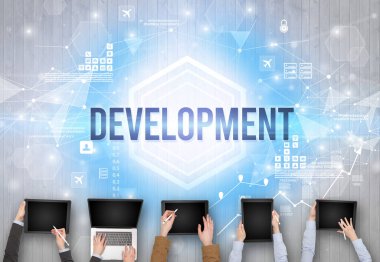 DEVELOPMENT yazıtları, modern teknoloji konsepti olan bir ofiste çalışan meşgul insanlar grubu