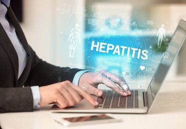 HEPATITIS yazıtları ile sağlık kontrolü yapan doktor tıbbi test sonuçlarını kaydediyor.