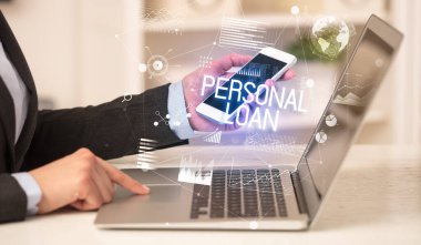 Kişisel kredi yazıtları, modern iş konsepti ile dizüstü bilgisayarda çalışan bir iş adamının yan görüntüsü