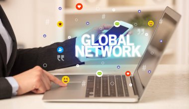 GLOBAL NETWORK yazıtları ve sosyal medya kavramına sahip dizüstü bilgisayar kullanan serbest çalışan kadın