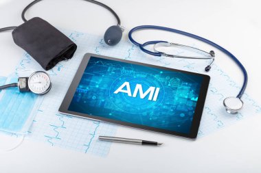 AMI kısaltması olan bir tabletin yakın çekim görüntüsü, tıbbi konsept