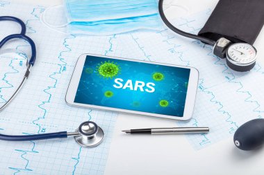 SARS yazıtlı, mikrobiyoloji kavramına sahip bir tabletin yakın görüntüsü