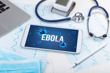 Beyaz yüzeyde EBOLA yazıtları, salgın konsepti olan tablet bilgisayar ve doktor araçları