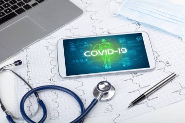 COVID-19 yazıtlı tablet bilgisayar ve doktor araçları, koronavirüs kavramı
