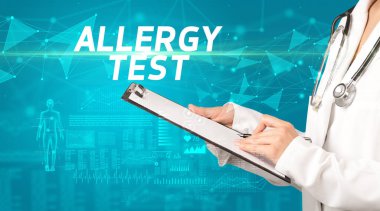 Doktor panoya ALLERGY TEST yazısını, tıbbi tanı kavramını içeren notlar yazar.
