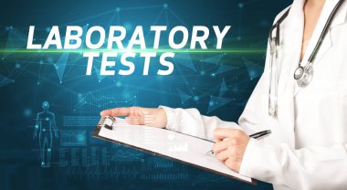 Doktor, LABORATORY TESTS yazıtları, tıbbi tanı kavramı içeren notlar yazar.