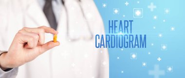 Kalp Kardiyogramı yazıtlı, tıbbi konseptli ilaç veren bir doktorun yakın çekimi.