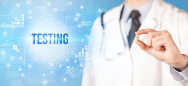 Doktor TESTING yazıtlı bir hap veriyor, yeni teknoloji çözüm konsepti