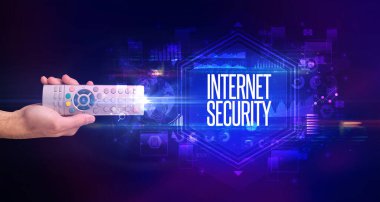 İnternetin güvenlik yazıtları ve siber güvenlik kavramlarıyla el ele tutuşan kablosuz çevre.