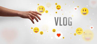 VLOG yazıtlarına, sosyal medya kavramına işaret eden kırpılmış ellerin yakın çekimi