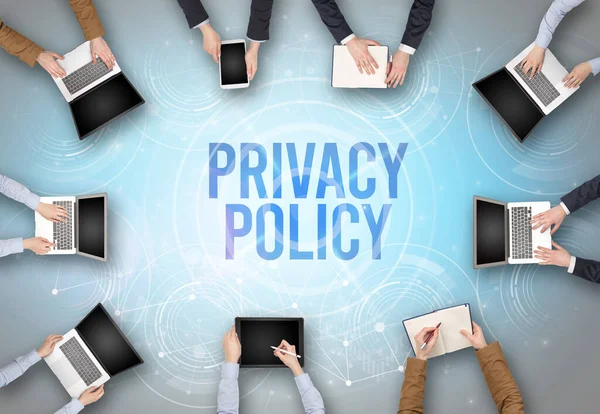 Skupina Lidí Před Notebookem Nápisem Privacy Policy Koncept Webové Bezpečnosti — Stock fotografie