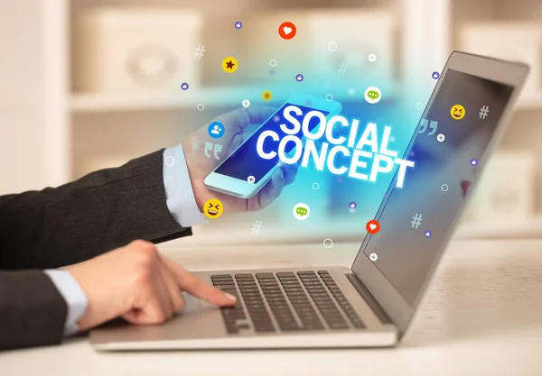 Freiberuflerin Mit Laptop Mit Sozialkonzept Aufschrift Social Media Konzept — Stockfoto
