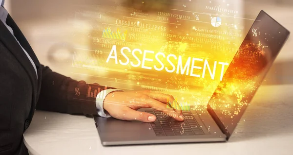 Close Van Zakenman Handen Werken Laptop Met Assessment Inscriptie Succesvolle — Stockfoto