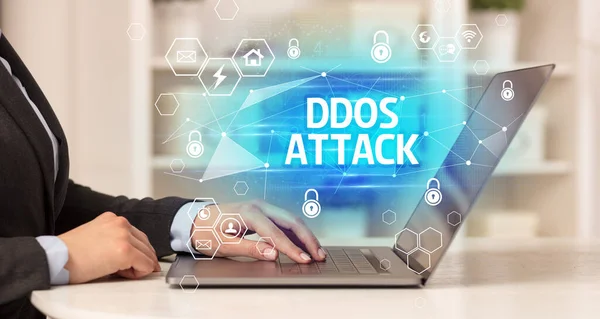 Dizüstü Bilgisayarda Ddos Attack Yazıtları Nternet Güvenliği Veri Koruma Kavramı — Stok fotoğraf