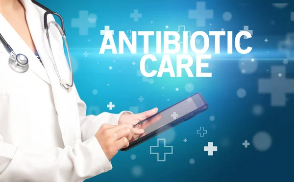 Arts Schrijft Notities Het Klembord Met Antibiotiek Care Inscriptie Ehbo — Stockfoto