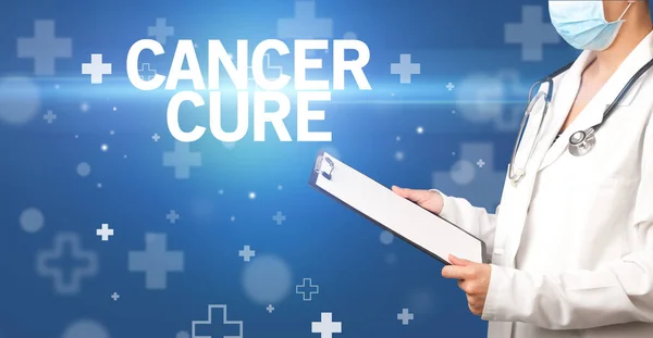 Læge Skriver Noter Udklipsholderen Med Cancer Cure Inskription Førstehjælp Koncept - Stock-foto