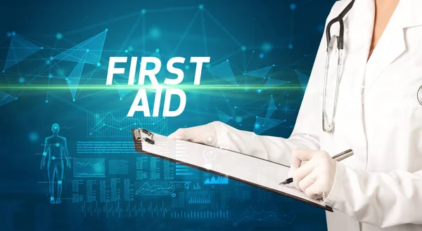Médico Escreve Notas Área Transferência Com Inscrição First Aid Conceito — Fotografia de Stock