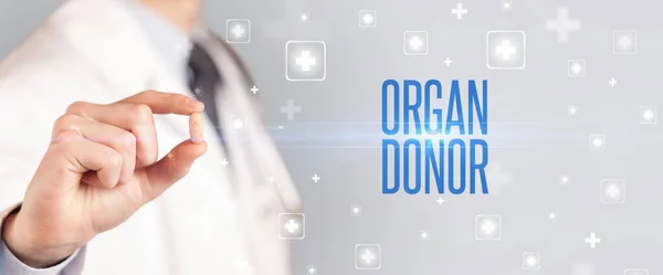 Close Doctor Giving Pill Organ Donor Inscription Medical Concept — Stock Photo, Image