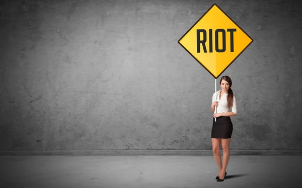 Riot Yazıtlı Yol Tabelası Tutan Genç Işadamı Yeni Kural Kavramı — Stok fotoğraf