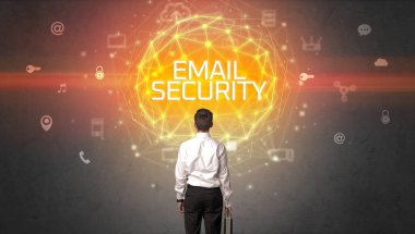 E- posta Güvenliği Yazıtı, çevrimiçi güvenlik kavramına sahip bir işadamının arka görünümü