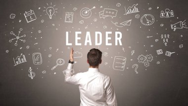 Lider yazıtları ve modern iş konsepti olan bir iş adamının arka görünüşü