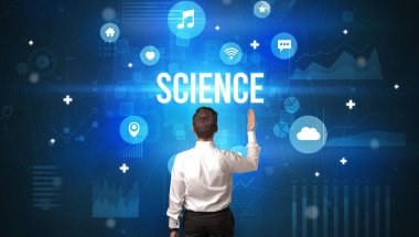 Bilimsel yazıtlara ve modern teknoloji kavramına sahip bir iş adamının arka görüşü