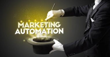 İllüzyonist, MARKETING AUTOMATION yazıtları ve yeni iş modeli konseptiyle sihirbazlık numarası gösteriyor.