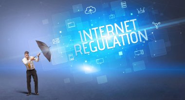 Siber saldırıya karşı şemsiyeyle savunma yapan bir işadamı ve internetteki yazıt, online güvenlik kavramı