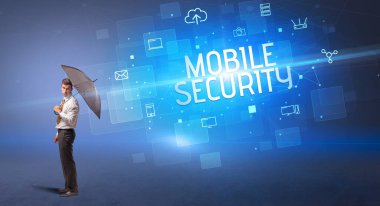 Siber saldırı ve MOBILE GÜVENLİĞİ yazıtları, çevrimiçi güvenlik konseptiyle savunma yapan bir işadamı.