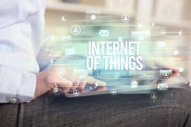 Bir tabletin yakın plan araştırması. Yazıtların interneti, modern teknoloji kavramı.